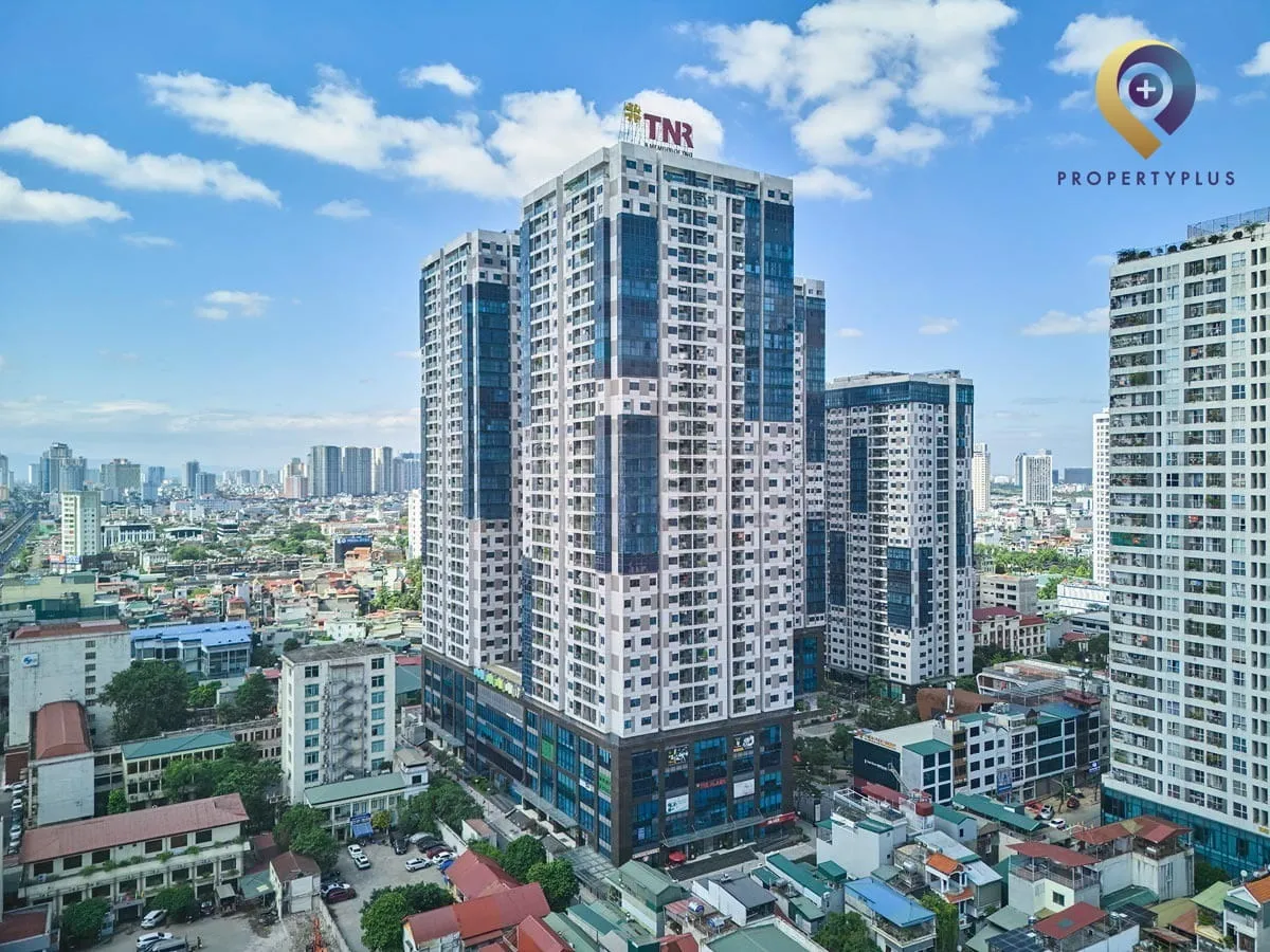 Tòa nhà TNR GoldSeason nổi bật giữa khu vực dân cư